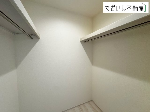 【収納】 | Livele Garden.S行田市持田4丁目　【平屋】新築住宅 | ハンガーパイプ付きの枕棚があり、お気に入りの洋服をたくさん収納できます。
現地(2025年4月撮影)