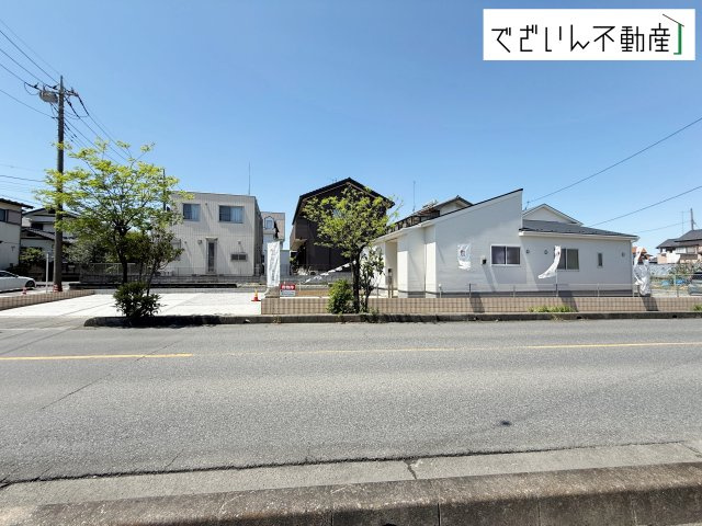 【前面道路含む現地写真】 | Livele Garden.S行田市持田4丁目　【平屋】新築住宅 | モダンなデザイン。駐車並列３台可能です。
現地(2025年4月撮影)