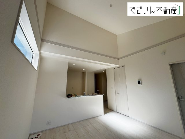 【居間・リビング】 | Livele Garden.S行田市持田4丁目　【平屋】新築住宅 | 広々リビング―LDK23帖で勾配天井があるため、より解放感があります。
現地(2025年4月撮影)