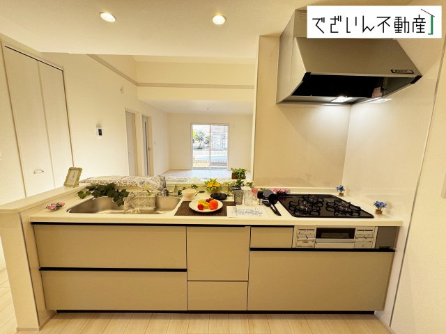 【キッチン】 | Livele Garden.S行田市持田4丁目　【平屋】新築住宅 | 対面キッチンからはリビング全体を見渡すことができます。
現地(2025年4月撮影)