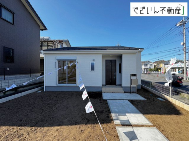 【外観】 | Livele Garden.S行田市持田4丁目　【平屋】新築住宅 | 長い年月を経ても飽きのこない外観デザインです。
現地(2025年4月撮影)