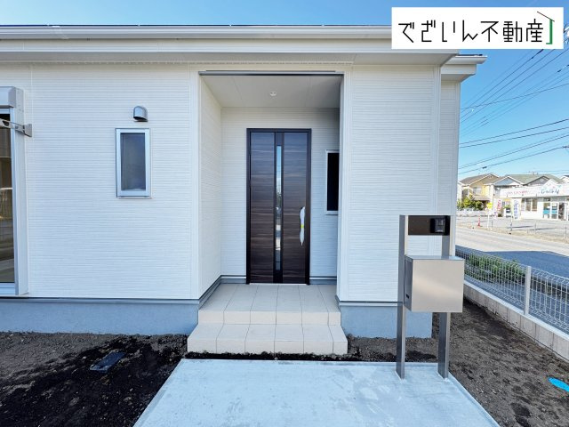 【玄関】 | Livele Garden.S行田市持田4丁目　【平屋】新築住宅 | 玄関前には門柱・POSTがあります。
現地(2025年4月撮影)