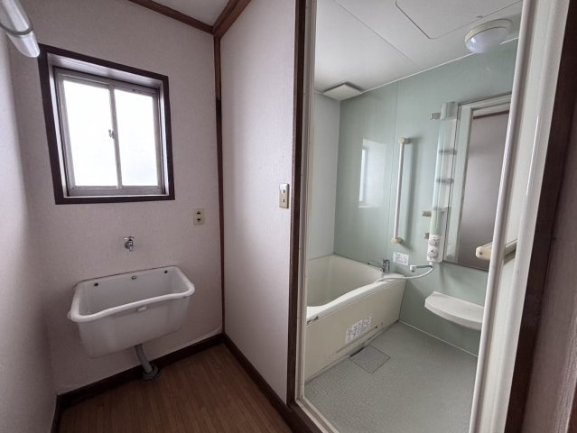 3 houses for sale with alps view 展望良好土地古屋付き（3棟）の独立洗面台