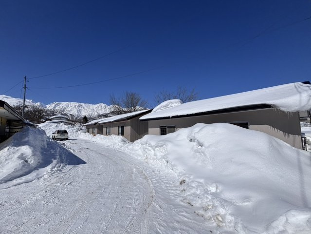 3 houses for sale with alps view 展望良好土地古屋付き（3棟）の前面道路含む現地写真
