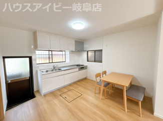 【キッチン】 | 大垣市菅野！リフォーム済み中古住宅！お車縦列2台！東赤坂駅徒歩4分！赤坂小学校まで13分！ | 大垣市菅野！リフォーム済み中古住宅！お車縦列2台！東赤坂駅徒歩4分！赤坂小学校まで13分！
