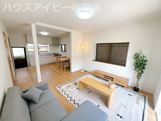 【居間・リビング】 | 大垣市菅野！リフォーム済み中古住宅！お車縦列2台！東赤坂駅徒歩4分！赤坂小学校まで13分！ | 大垣市菅野！リフォーム済み中古住宅！お車縦列2台！東赤坂駅徒歩4分！赤坂小学校まで13分！