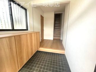 【玄関】 | 大垣市菅野！リフォーム済み中古住宅！お車縦列2台！東赤坂駅徒歩4分！赤坂小学校まで13分！ | 大垣市菅野！リフォーム済み中古住宅！お車縦列2台！東赤坂駅徒歩4分！赤坂小学校まで13分！