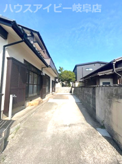 【駐車場】 | 大垣市菅野！リフォーム済み中古住宅！お車縦列2台！東赤坂駅徒歩4分！赤坂小学校まで13分！ | 大垣市菅野！リフォーム済み中古住宅！お車縦列2台！東赤坂駅徒歩4分！赤坂小学校まで13分！