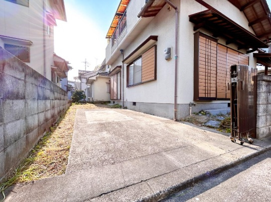 加古川市西神吉町岸の駐車場