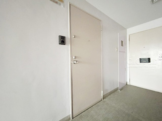 【その他共用部分】 | 皆様をお迎えする、お部屋の玄関ドア。開けやすさや開放角度、ドアノブの操作しやすさや鍵の形状などを、現地で一度ご確認ください。～即日のご見学可能～　お問合せはお気軽にどうぞ。
