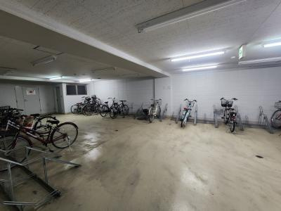グラシオン西陣の駐車場|地下駐輪場
