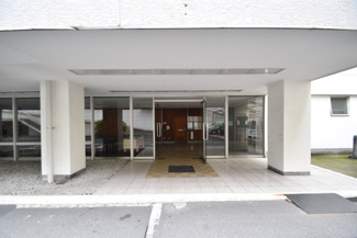 【エントランス】 | お客様を、そして住人を出迎えてくれるマンションのエントランス。ゴミが落ちていないことからも、管理状態の良さや住民の節度の高さが見て取れます。～即日のご見学可能～　お問合せはお気軽にどうぞ。