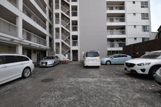 【駐車場】 | マンションの駐車場スペース。空きの有無や駐車料金、サイズ規定などについては、改めてお問い合わせください。～即日のご見学可能～　お問合せはお気軽にどうぞ。
