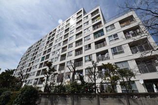 【外観】 | 手入れの行き届いた外壁やエントランスなど、「見ればわかる」レベルで清潔感を保ったマンションです。築年数を感じさせない姿で皆様をお出迎えします。～即日のご見学可能～　お問合せはお気軽にどうぞ。
