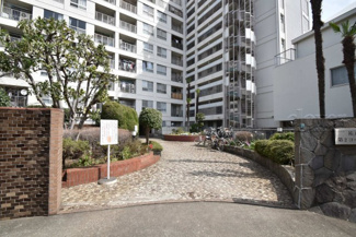 【エントランス】 | お客様を、そして住人を出迎えてくれるマンションのエントランス。ゴミが落ちていないことからも、管理状態の良さや住民の節度の高さが見て取れます。～即日のご見学可能～　お問合せはお気軽にどうぞ。
