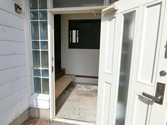一宮町新地貸家の玄関