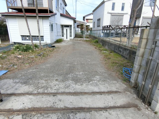 一宮町新地貸家の駐車場