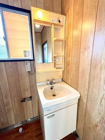 加古川市上荘町都台1丁目の独立洗面台|小窓があり、昼間は自然光が入ります！