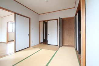 【寝室】 | パインガーデン　A棟 | 南東６帖の和室です！