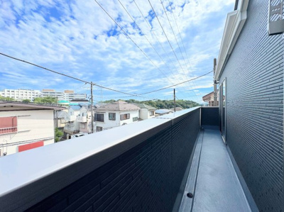 【展望】 | ◇◆瀬谷区阿久和東　新築戸建て◆◇ | ◆気持ちのいい空が見渡せる広いバルコニー。爽やかな風を感じて、心躍る素敵な暮らしがはじまります。通風・採光にも優れ、心地よい光と風があふれています♪