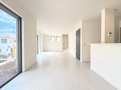 【居間・リビング】 | ◇◆瀬谷区阿久和東　新築戸建て◆◇ | ◆21帖超えの開放的なリビング。南向きの大きな窓から明るい光が差し込み、明るく気持ちの良い空間。家族が自然と集まるリビングです。