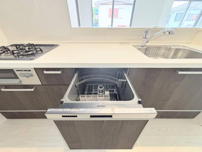 【キッチン】 | ◇◆瀬谷区阿久和東　新築戸建て◆◇ | ◆食後の食器洗いは食洗機にお任せ！ご家族と団らんの時間を。家事の時短に効果大の食洗器付き。高温洗浄、節水効果もございます。