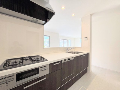 【キッチン】 | ◇◆瀬谷区阿久和東　新築戸建て◆◇ | ◆デザイン性と機能性を兼ね備えたキッチンです。リビングスペースとの一体感が生まれ、広々空間を演出してくれます。