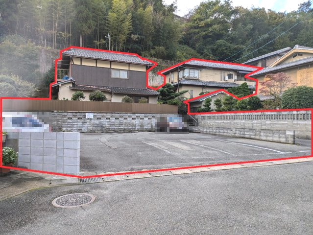 京都市右京区鳴滝音戸山町の外観|敷地内には、戸建（居住用）の他に、戸建（収益用／オーナーチェンジ）＋駐車場がございます。
