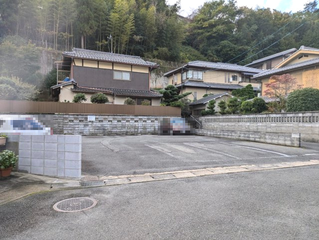 京都市右京区鳴滝音戸山町の駐車場|【月極駐車場（鳴滝川西町）】11台駐車可現在空き2台・1台10000円/月
現状収益：90000円/月・1080000円/年
