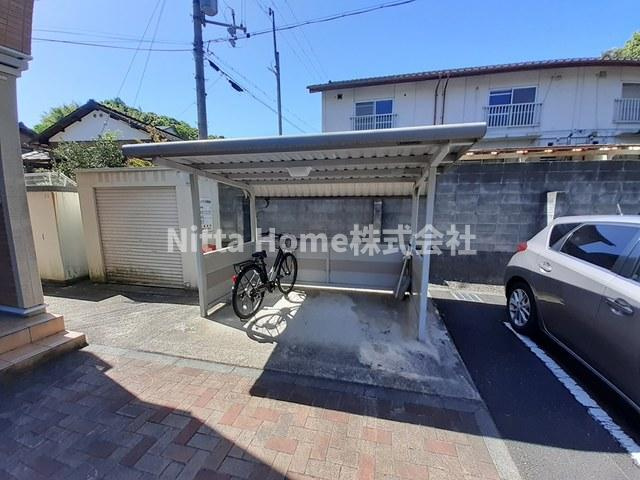 プレシャスコートのエントランス|屋根付きの駐輪場は無料です★