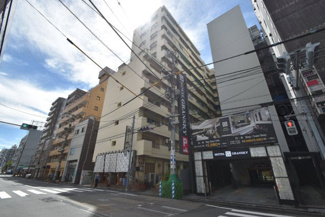 【外観】 | 青空によく映える建物です。手入れの行き届いた外壁やマンション正面エントランスなど、綺麗な姿をぜひ一度、現地にてご覧ください。～即日のご見学可能～　お問合せはお気軽にどうぞ。