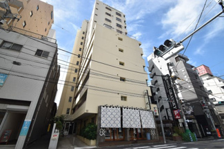 【外観】 | 手入れの行き届いた外壁やエントランスなど、「見ればわかる」レベルで清潔感を保ったマンションです。築年数を感じさせない姿で皆様をお出迎えします。～即日のご見学可能～　お問合せはお気軽にどうぞ。