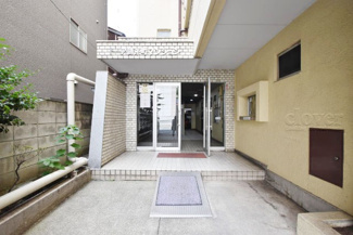 【エントランス】 | お客様を、そして住人を出迎えてくれるマンションのエントランス。ゴミが落ちていないことからも、管理状態の良さや住民の節度の高さが見て取れます。～即日のご見学可能～　お問合せはお気軽にどうぞ。