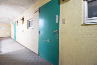 【その他共用部分】 | 皆様をお迎えする、お部屋の玄関ドア。開けやすさや開放角度、ドアノブの操作しやすさや鍵の形状などを、現地で一度ご確認ください。～即日のご見学可能～　お問合せはお気軽にどうぞ。

