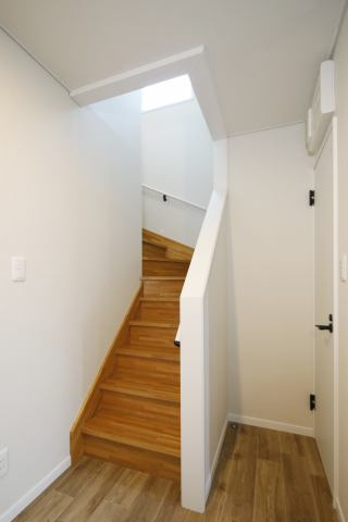 【その他共用部分】 | 北見市川東２２番地１３　中古売家 | 階段