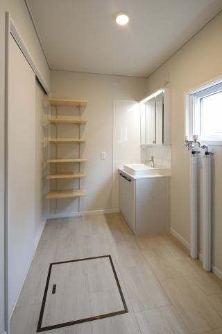 【脱衣所】 | 北見市川東２２番地１３　中古売家 | 洗面・脱衣