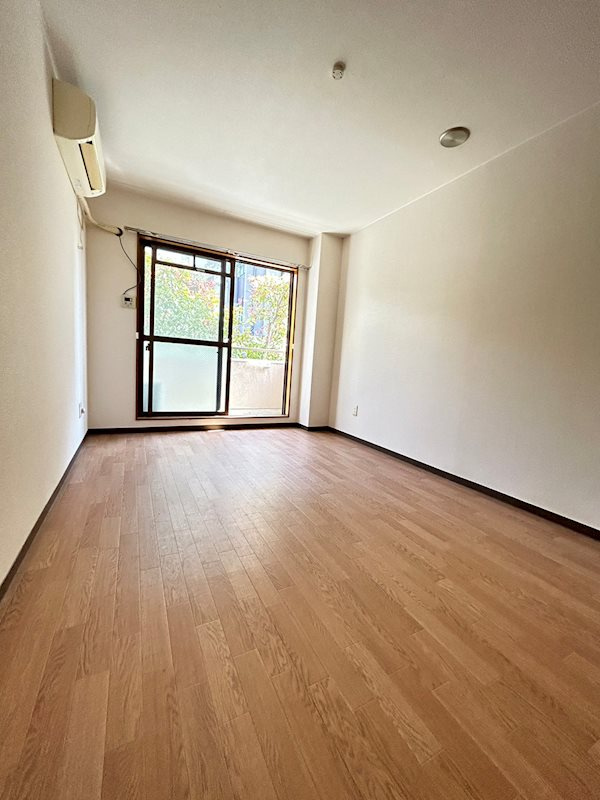 ロイヤルコート山本通の居間・リビング