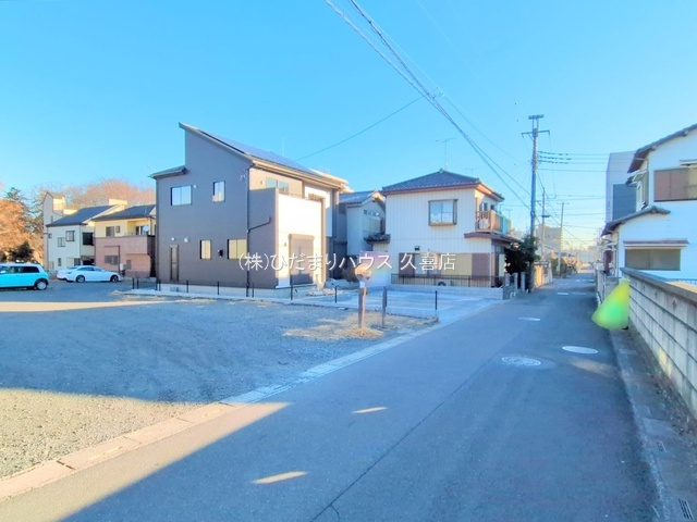 白岡市小久喜　３期　新築戸建　　ブルーミングガーデン01の前面道路含む現地写真