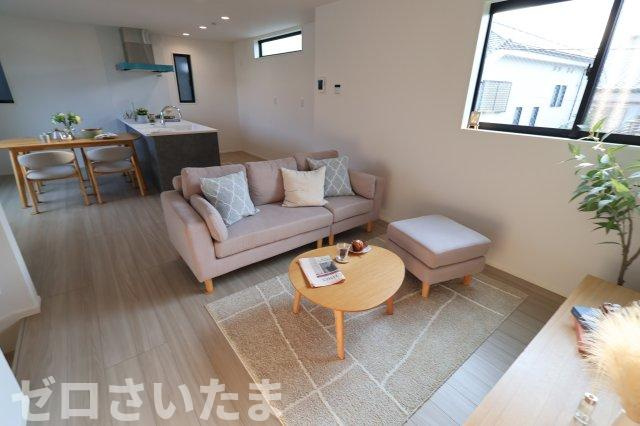 《仲介手数料無料》浦和区大東１丁目39-5新築一戸建てジオヴィスタの居間・リビング|撮影日 2025年9月8日 16:00 晴れ