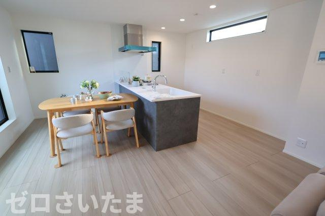 《仲介手数料無料》浦和区大東１丁目39-5新築一戸建てジオヴィスタの居間・リビング|撮影日 2025年9月8日 16:00 晴れ