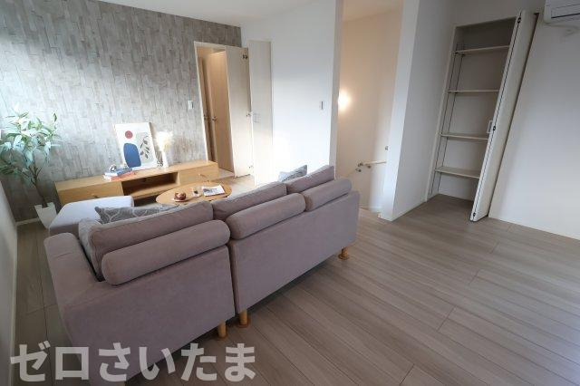 《仲介手数料無料》浦和区大東１丁目39-5新築一戸建てジオヴィスタの居間・リビング|撮影日 2025年9月8日 16:00 晴れ