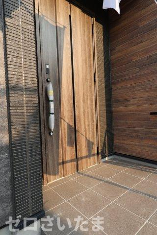 《仲介手数料無料》浦和区大東１丁目39-5新築一戸建てジオヴィスタの玄関|撮影日 2025年9月8日 16:00 晴れ