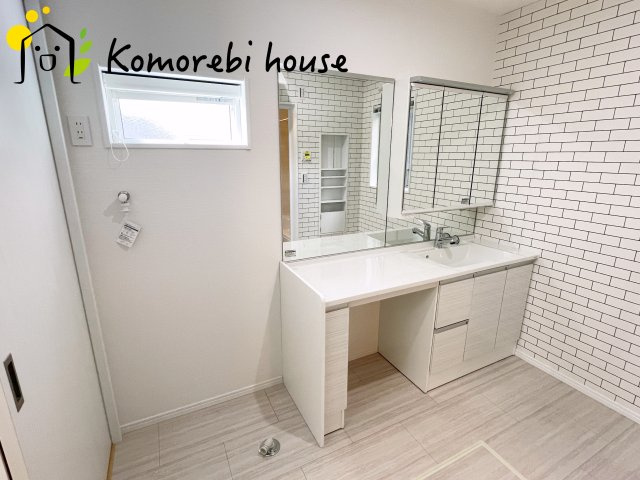 さいたま市見沼区東大宮1丁目　中古一戸建て 02の独立洗面台|独立洗面台で身支度をすべて済ませてしまいましょう