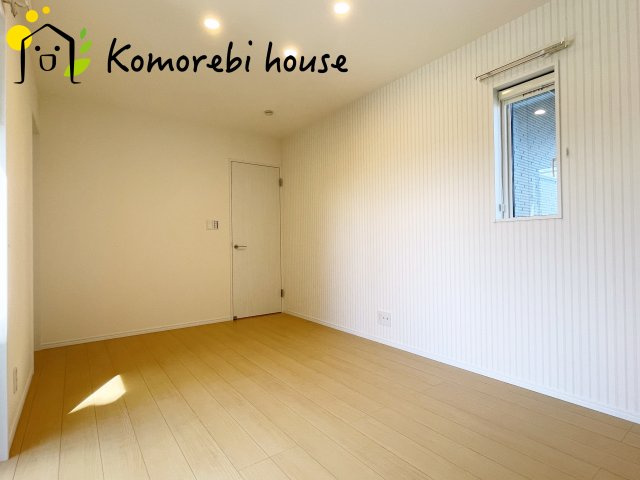 さいたま市見沼区東大宮1丁目　中古一戸建て 02の寝室|広くて明るい寝室