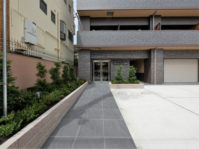 Warm天下茶屋のエントランス