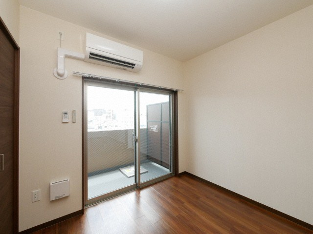 Warm天下茶屋の洋室