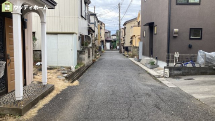 春日部市備後東7丁目　中古一戸建ての前面道路含む現地写真