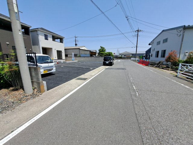新築　伊勢崎市富塚町第13　クレイドルガーデン　1号棟の前面道路含む現地写真|現地写真　南側接道幅員約8ｍ　
