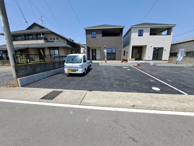新築　伊勢崎市富塚町第13　クレイドルガーデン　1号棟の駐車場|現地写真　駐車スペースは並列3台分可能です！

