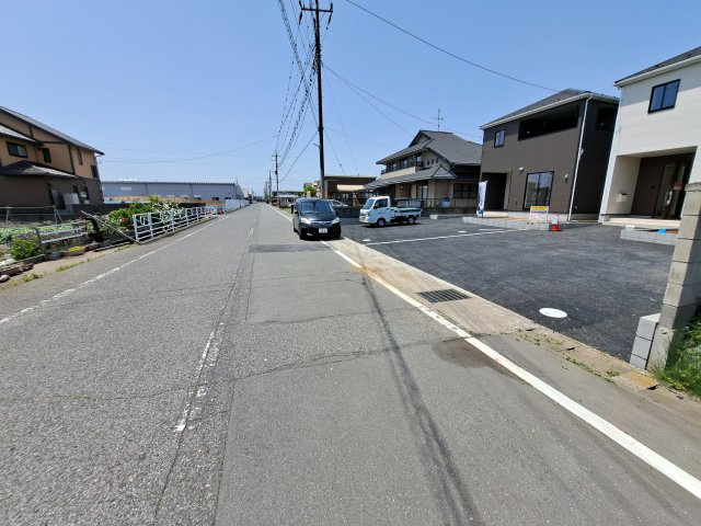 新築　伊勢崎市富塚町第13　クレイドルガーデン　2号棟の前面道路含む現地写真|現地写真　南側接道幅員約8ｍ　